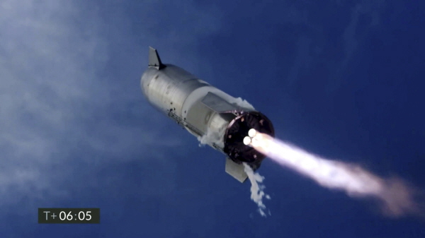 지난 3일(현지시간) 미국 텍사스주 보카치카 발사 기지에서 발사된 스페이스X의 차세대 우주선 ‘스타십’ 시험모델(프로토타입)이 착륙 중인 모습. [뉴시스]