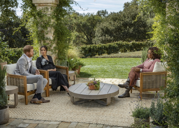 지난 7일(현지시간) 방송된 인터뷰에서 영국 해리 왕자·부인 메건 마클 왕자비가 미국 방송인 오프라 윈프리(오른쪽)와 이야기를 나누고 있다. [뉴시스]