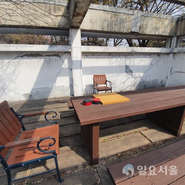 2층 피크닉 정원 테이블에 놓인 바둑판 [사진=김혜진 기자]