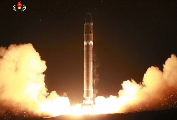 대륙간탄도미사일(ICBM)급 화성-15형 미사일 발사 장면. [출처=조선중앙TV]