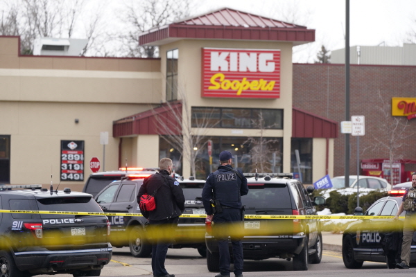 지난 22일(현지시간) 총격사건이 발생한 미국 콜로라도주 볼더의 식료품점 ‘킹 수퍼스’ 외곽에서 경찰이 경계를 펼치고 있다. 이날 볼더 식료품점에서 총기 난사 사건이 발생해 경찰관을 포함해 여러 명이 사망했다고 미국 언론이 보도했다. [뉴시스]