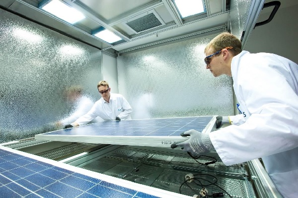 한화큐셀의 독일기술혁신센터 연구원들이 태양광 모듈 테스트를 하고 있다. [한화큐셀]