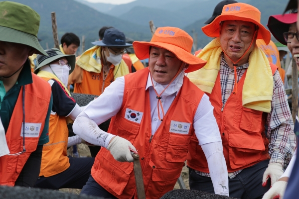2020년 8월, 신협중앙회 및 대전충남 신협 임직원 250여 명이 수해 피해를 입은 충남 금산군 일대를 찾아 복구 지원활동을 펼쳤다.