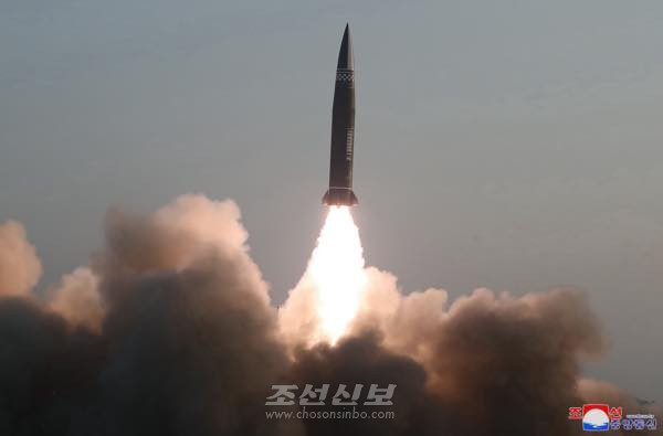 북한 개량형 이스칸데르 미사일 발사 장면 [뉴시스]