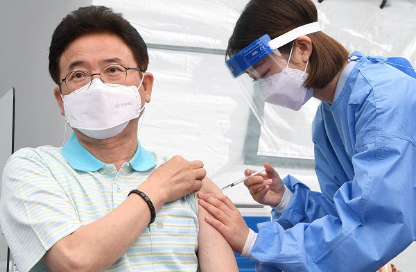 이철우 경북도지사(왼쪽)가 1일 오전 9시 안동시 보건소에서 백신을 접종받고 있다.
