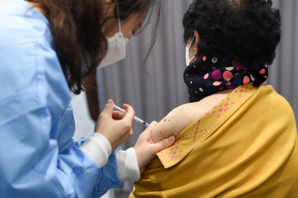 지난 1일 오전 서울 송파구 예방접종센터에서 한 시민이 화이자 백신 접종을 하고 있다. [뉴시스]