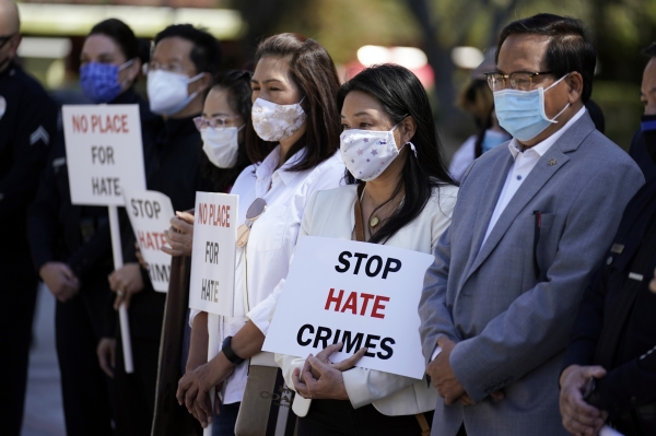 22일(현지시간) 미 캘리포니아주 로스앤젤레스에서 열린 아시아계 미국인에 대한 폭력 중단 촉구 기자회견에 참석한 시위대가 '증오 범죄 중단'이라고 쓰인 팻말을 들고 있다. 2021.03.23. [뉴시스]