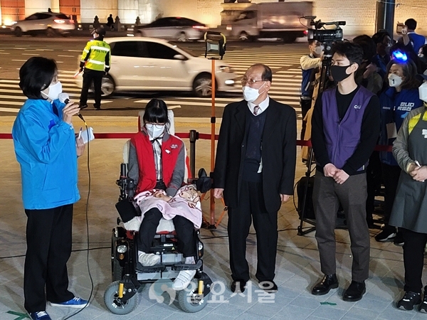 박영선 후보가 시민대표 10명의 고충을 청취하고 있다. [정두현 기자]