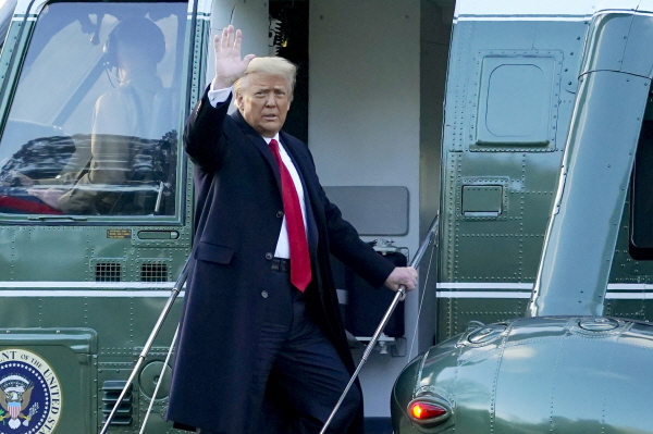 도널드 트럼프 전 대통령이 퇴임 날인 지난 1월20일(현지시간) 오전 백악관 남쪽 사우스론에 도착해 있는 전용헬기 마린원에 오르면서 손을 흔들고 있다. [뉴시스]