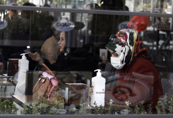 지난달 30일(현지시간) 코로나19 확산을 막기 위해 마스크를 쓴 한 여성이 터키 앙카라의 한 카페에 앉아 있다. [뉴시스]