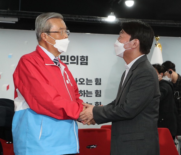김종인 위원장과 악수하는 안철수 대표, 뉴시스