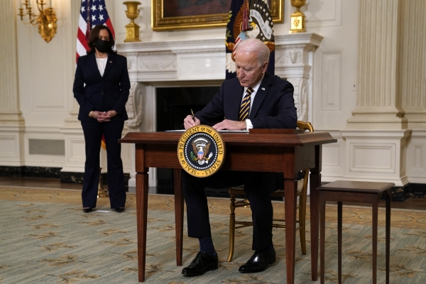 사진은 조 바이든 미국 대통령이 지난 2월24일(현지시간) 백악관 다이닝룸에서 반도체 등의 미국 공급망에 관한 행정명령에 서명하고 있다. 바이든 대통령은 공급망 안정을 위해 동맹과 협력할 것을 분명히 했다. [뉴시스]