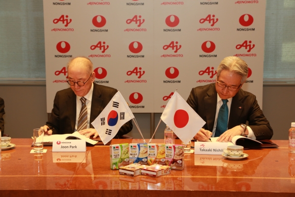 박준 농심 대표(좌측)와 니시이 다카아키 아지노모도 사장이 합작회사 계약을 체결하고 있다 [농심]