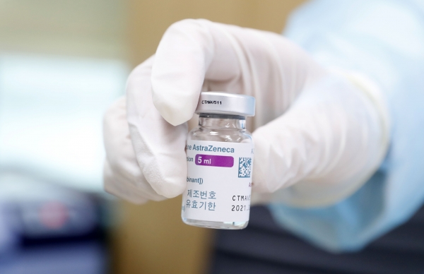 아스트라제네카(AZ) 코로나19 백신 접종이 재개된 12일 오후 서울 중랑구 보건소에서 의료진이 아스트라제네카 백신을 들고 있다. (공동취재사진) 2021.04.12. [뉴시스]