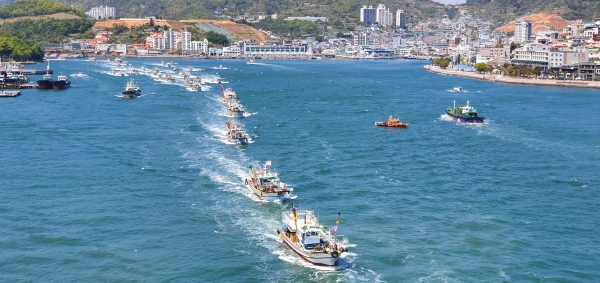 여수 국동 어항단지에서 어민들이 해상 시위를 진행하고 있다 [사진=전국연안어업인연합회 제공]