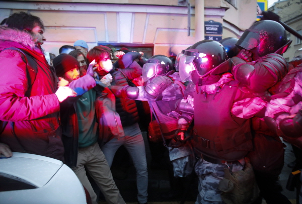 러시아의 야권 지도자 알렉세이 나발니의 석방을 요구하는 시위대가 지난 21일 상트페테르부르크에서 진압 경찰과 충돌하고 있다. 러시아 전국에서 이날 대규모 시위가 벌어져 1000명이 넘는 시위대가 경찰에 체포됐다. [뉴시스]