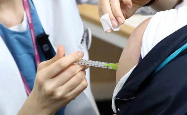 지난달 30일 오후 서울 중구 국립중앙의료원 코로나19 백신 중앙접종센터에서 도쿄패럴림픽 국가대표 선수들이 백신 접종을 하고 있다. [뉴시스]
