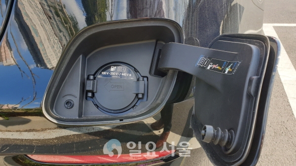가솔린 주입구와 전기 충전구를 모두 보유한 플러그인 하이브리드 벤츠 GLC 300e 쿠페. [이창환 기자]