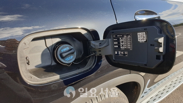 가솔린 주입구와 전기 충전구를 모두 보유한 플러그인 하이브리드 벤츠 GLC 300e 쿠페. [이창환 기자]