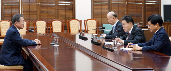 지난 2019년 10월16일 김오수(오른쪽 두번째) 당시 법무부 차관이 청와대 여민관 소회의실에서 문재인 대통령에게 현안 보고를 하고 있다. [뉴시스]
