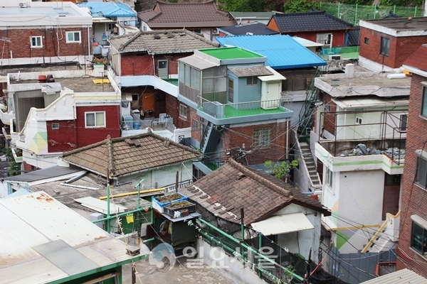 서울 종로구 창신2동 전경으로 기와집들이 빼곡히 들어서 있다. [정두현 기자]