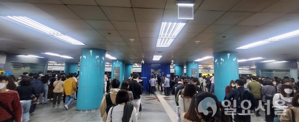 서울 지하철 7호선이 지연 운행되면서 승객들이 큰 불편을 겪고 있다. [사진=조택영 기자]