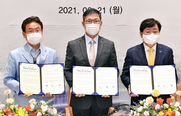 경상북도와 안동시, SK바이오사이언스가 21일 안동 L하우스 백신센터에서 공장 증설 및 확장부지 매입을 내용으로 하는 투자양해각서(MOU)를 체결하고 기념사진을 찍고 있다.(왼쪽부터 이철우 경북도지사, SK바이오사이언스 안재용 대표, 권영세 안동시장)