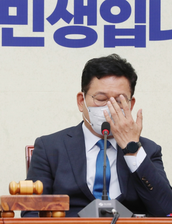 송영길 민주당 대표가 안경을 고쳐 쓰고 있다. [뉴시스]