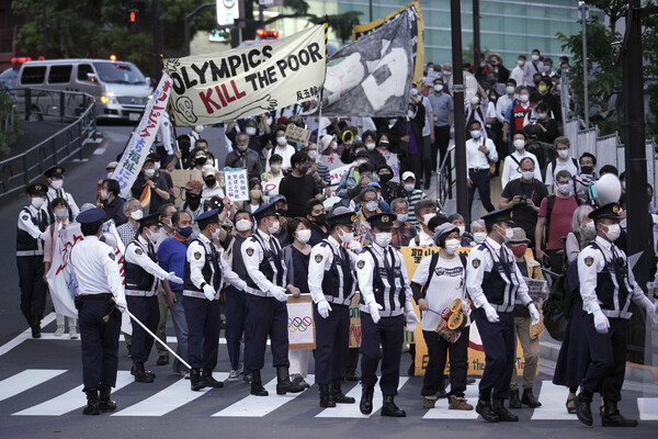 17일 일본 내 여론조사 결과 일본 국민의 압도적 다수가 코로나19 대유행 기간 동안 도쿄 올림픽을 개최하는 것에 회의적인 반면, 소수의 사람들만이 공개적으로 항의 시위를 벌이는 것으로 나타났다. 사진은 지난달 9일 도쿄 올림픽에 반대하는 사람들이 도쿄 국립경기장 주변에서 올림픽 반대 시위를 벌이는 모습. [뉴시스]