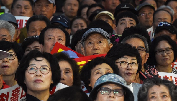 황교안 자유한국당 대표가 대전 서구 둔산동 타임월드 앞에서 '문재인 STOP! 국민이 심판합니다' 규탄대회에서 모두발언을 하는 가운데 지지자들이 보고 있다. 2019.05.17.