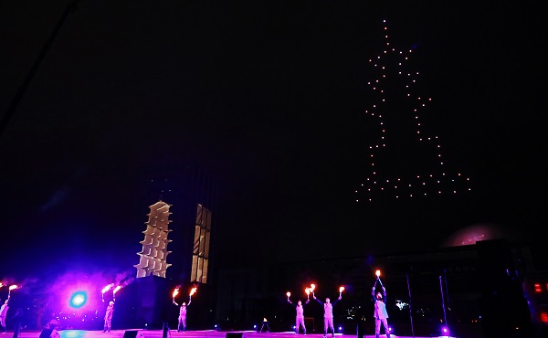 경주엑스포대공원이 6일 엑스포대공원에서 열린 인피니티 플라잉 10주년 및기념행사의 공연과 드론쇼를 연출하고 있다.