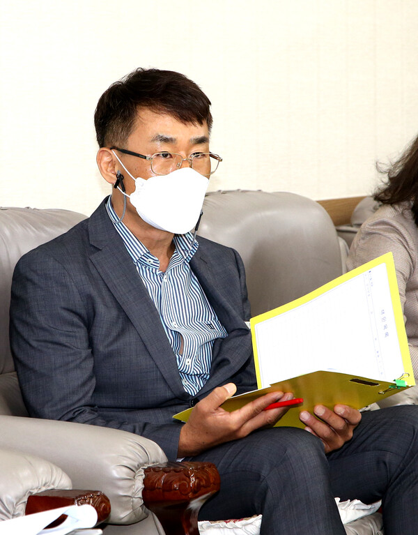 12일 박홍상 감사관이 기자실에서 공무원 부동산 투기 의혹 관련 브리핑을 하고 있다.