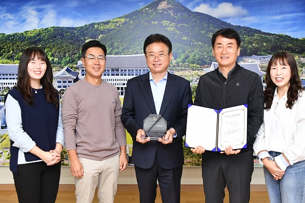 경북도 대변인실 직원들이 18일 제11회 대한민국 SNS 대상에서 광역지자체 부문 대상을 수상하고 이철우도지사(가운데)와 기념사진을 찍고 있다.