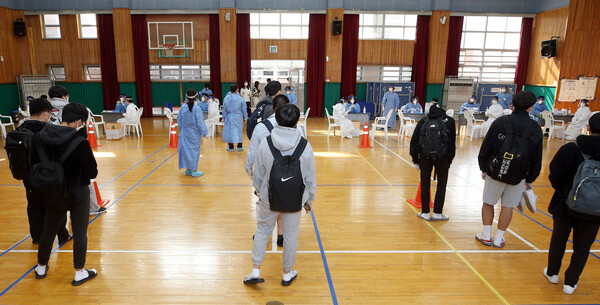 2일 오전 광주 서구 모 고등학교 강당에서 방역당국이 코로나19 전수검사를 하고 있다.