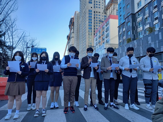 광주고등학교학생의회, ‘화정동 신축 아파트 건설현장 붕괴사고 성명서’ 발표 모습