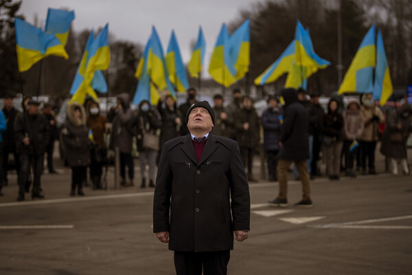 지난 16일(현지시각) 우크라이나 오데사에서 '단결의 날'을 기념하는 주민이 모여 우크라이나 국기를 들고 있다. [뉴시스] [뉴시스]