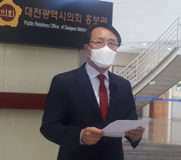 15일 한현택 전 대전동구청장이 시의회로비에서 지방선거 동구청장  출마 선언을 하고 있다./(사진=최미자 기자)