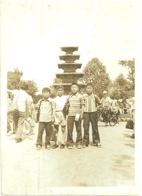 어린 시절 (왼쪽에서 세 번째)