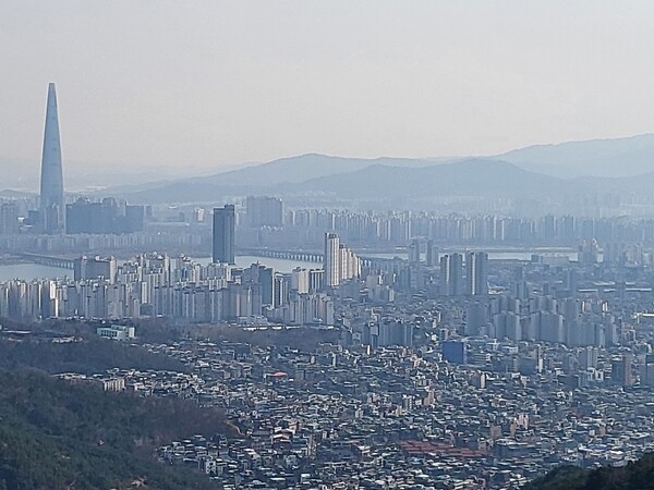 용마산에서 바라본 서울시내.(사진=위성지 여행작가)