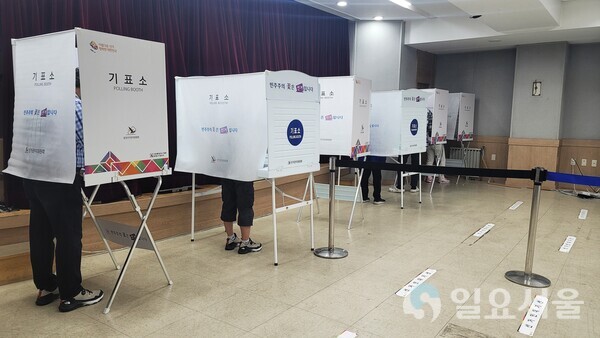 아침 6시부터 서울시 마포구 공덕동에 위치한 아현동주민센터 사전투표소를 찾은 유권자들이 소중한 한 표를 행사하고 있다. [정두현 기자]