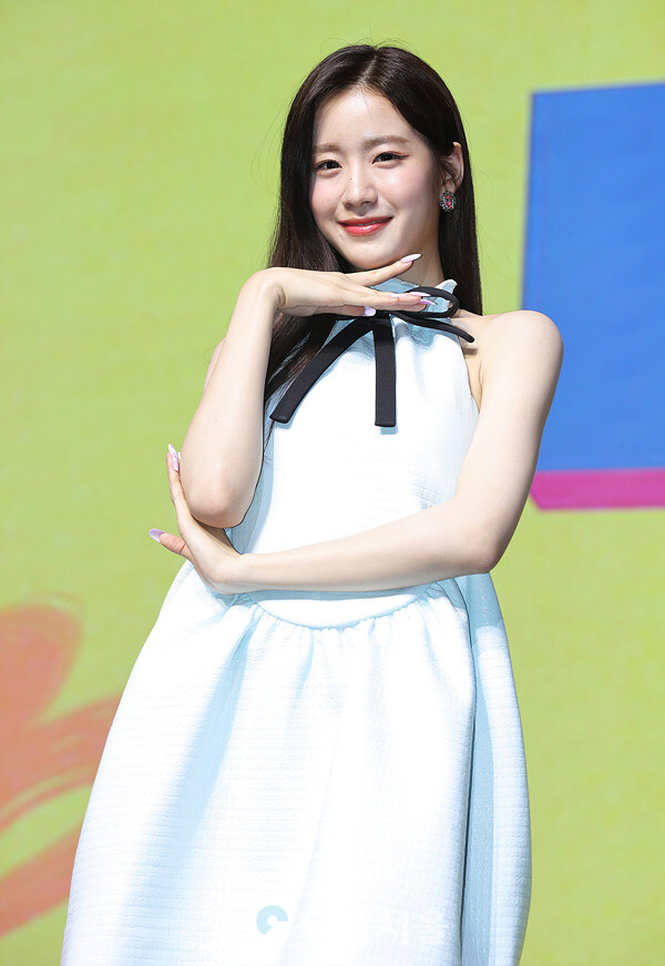 [IS포토] 우아 우연, 걸그룹 필수 포즈 '앙증 하트'