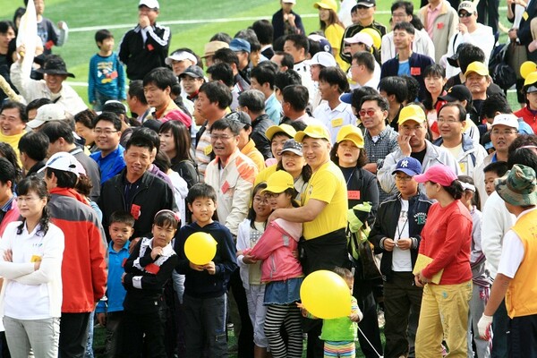 노무현을 좋아하는 모든 사람들의 가을운동회가 경남 김해시 진영읍 진영공설운동장에서 열린 가운데 참가자들이 게임을 하며 즐거운 시간을 보내고 있다. 2008.10.12 뉴시스
