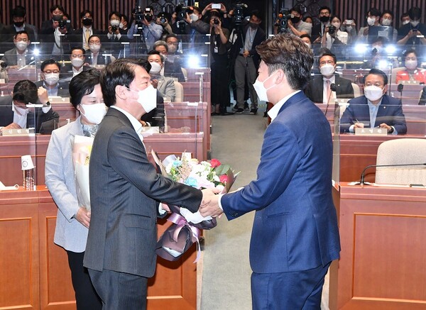 악수하는 안철수 의원과 이준석 대표. 뉴시스