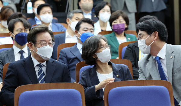 더불어민주당 이재명 의원이 30일 서울 여의도 국회에서 열린 의원총회에서 박용진 의원과 인사를 나누고 있다. [뉴시스]