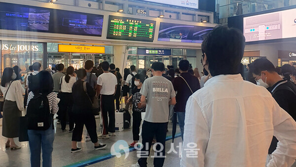 대전 조차장역 인근의 SRT 탈선 사고로 서울역에서 출발하려는 열차가 지연되며 승객들이 불편을 겪고 있다. [글=이창환 기자, 사진=독자제보]