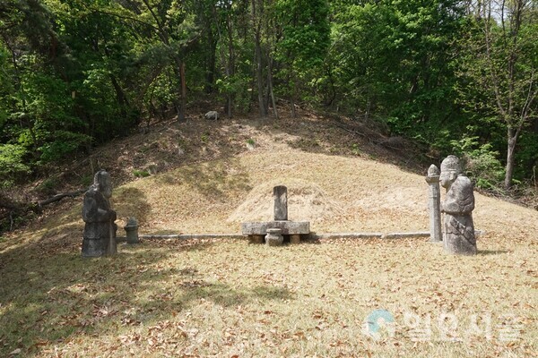 의정부시 고산동 산53-1번지에 위치한 '신강·신경식 부자 묘역'