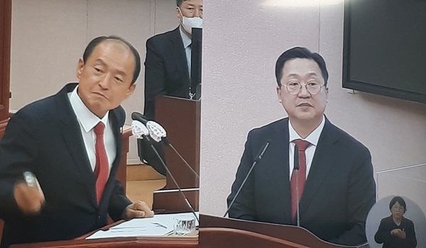 7일 박종선 의원과 이장우 시장이 본회의장 시정질의에서 서로 맞서고 있다./(사진=최미자 기자)