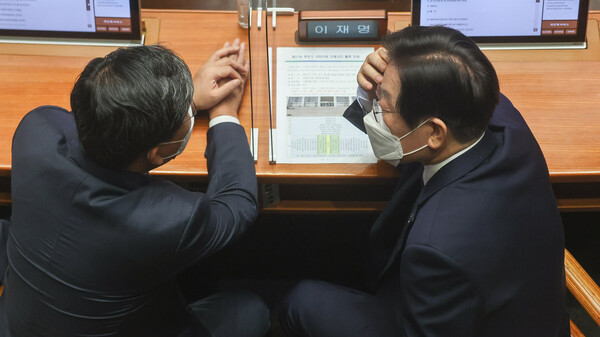 이재명 더불어민주당 대표(오른쪽), 전해철 의원이 1일 서울 여의도 국회에서 열린 본회의에서 대화를 나누고 있다. (사진=뉴시스)