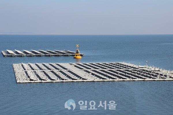 전북 군산시 새만금 개발지역에 시범 가동되고 있는 수상부유식 태양광 [정두현 기자]