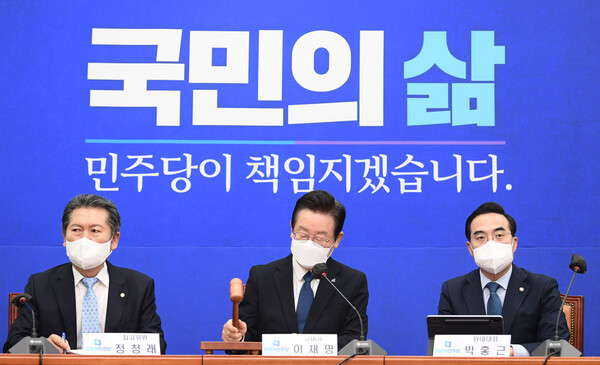 (왼쪽부터) 더불어민주당 정청래 최고위원, 이재명 대표, 박홍근 원내대표 [뉴시스]